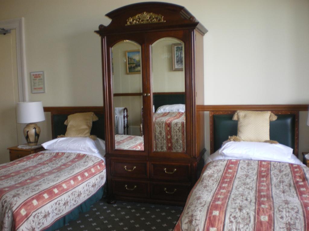 Langley Bank Guest House Еър Екстериор снимка