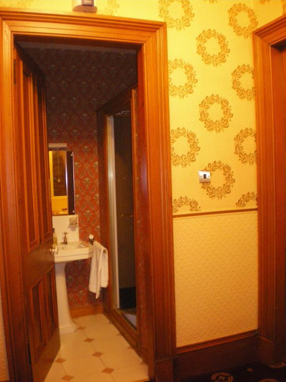 Langley Bank Guest House Еър Екстериор снимка