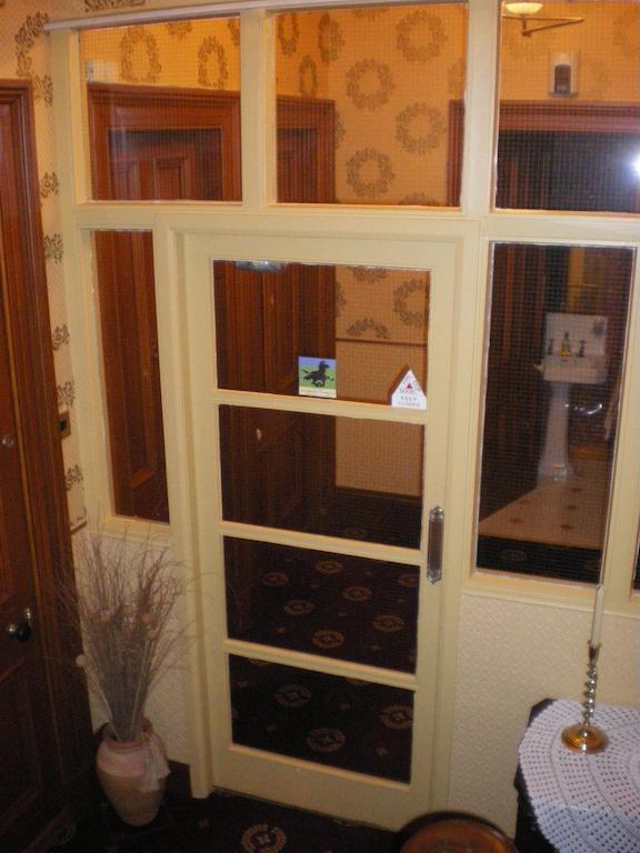 Langley Bank Guest House Еър Екстериор снимка