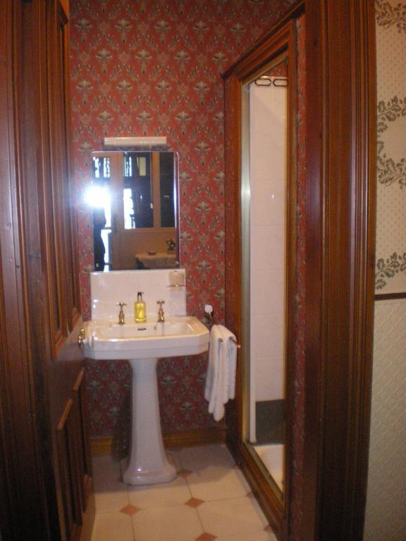 Langley Bank Guest House Еър Екстериор снимка