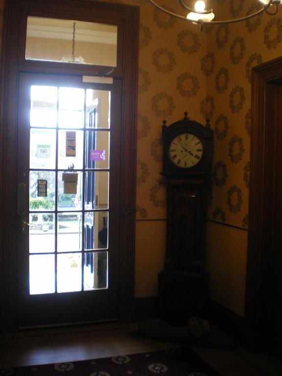 Langley Bank Guest House Еър Екстериор снимка