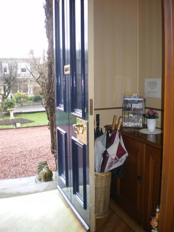 Langley Bank Guest House Еър Екстериор снимка